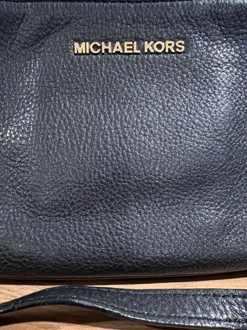 Michael Kors Jet Set Travel Pebbled Black Leather Crossbody Pouch with Gold Logo - Picture 2 of 16